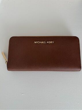 Michael Kors Jet Set Large Travel Gold-Tone Zip Pull Brown Leather Wallet New